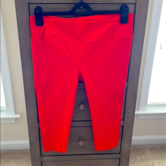 NWOT 🚴♀️Athleta 🚴♀️ Capri leggings - size M
